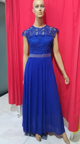 Vestido de festa com rendas 