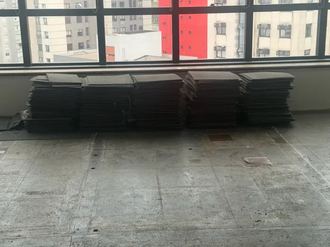 Carpete Modular 50x50 Cinza - 160 m² - Bom Estado - Oportunidade