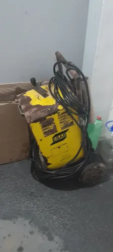 Máquina de solda esab