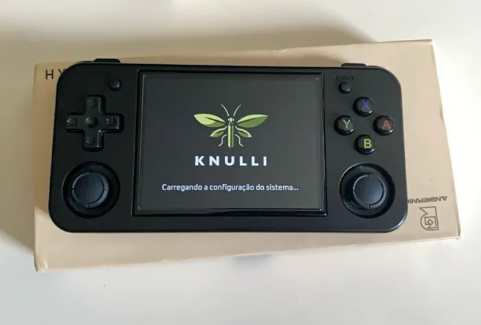 RG35XX H com o cartão de 64gb com jogos e outro de 32 para o sistema