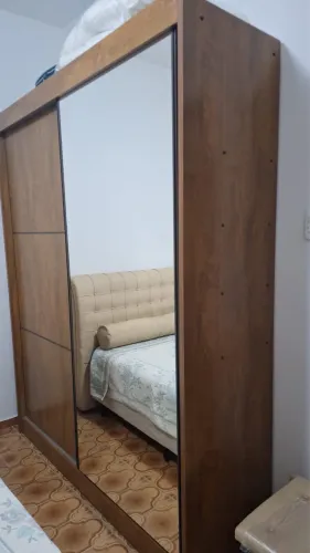 Armário com duas portas de correr (1 porta espelhada)