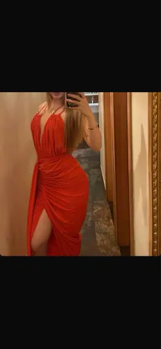 Vestido lança perfume vermelho