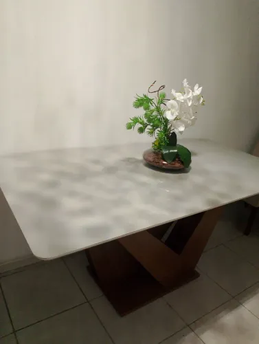 Mesa de jantar grande s/cadeira com tampo de vidro.