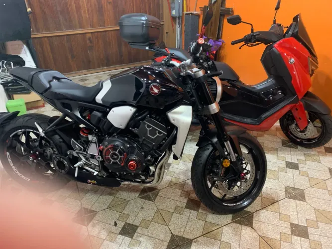 Moto impecável