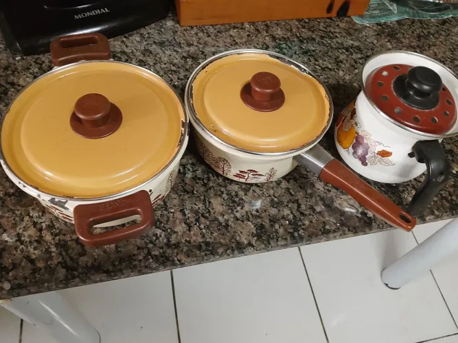 vende se duas panelas e uma chaleira antiga
