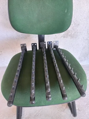 Cabideiro para roupa e cadeira