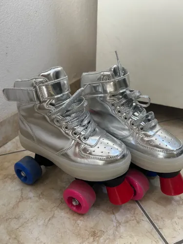 Patins Quad Prateado + Kit Proteção - Novo, mas ficou pequeno! (Nº 35 que veste 33/34)