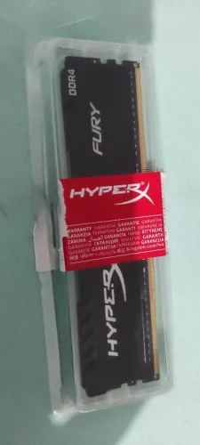 2 pentes de memória RAM Fury Kingston de 8gb e frequência de 2666 mhz.