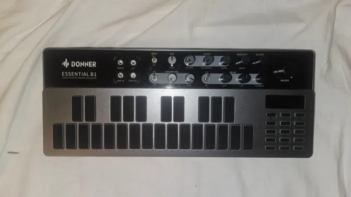 Donner B1 Bass Synth Analógico - Sequencer + Acid Bass