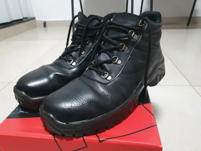 Bota Estival em couro pouco usada - Tam 41 