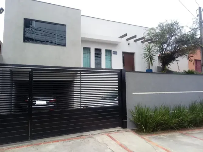 LINDA CASA ASSOBRADADA NA ZONA LESTE,TANTO RESIDENCIAL COMO COMERCIAL