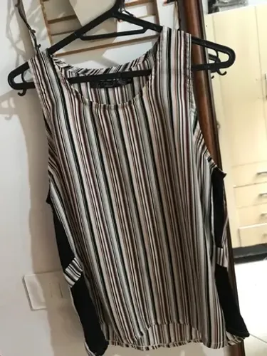 Blusa listrada, na paleta nude
