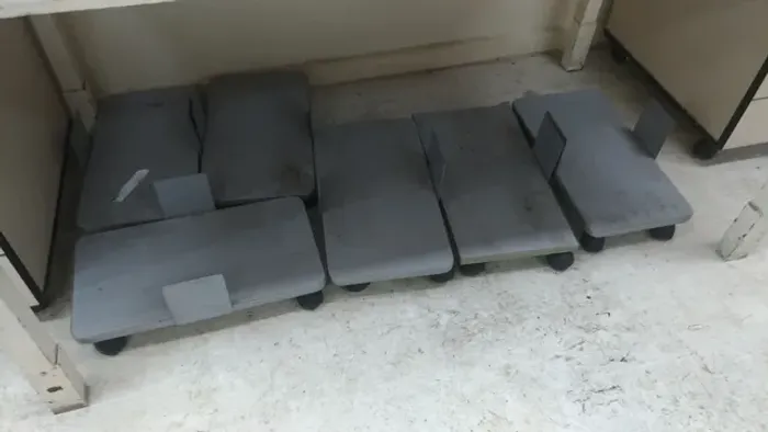 Suporte base computador, 2u móvel e 8u fixo, bom estado. E outros.