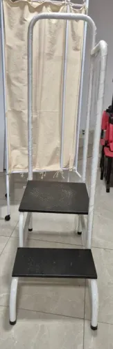 Escada de dois degraus com apoio (para exames).