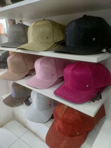 Necessário boné glitter