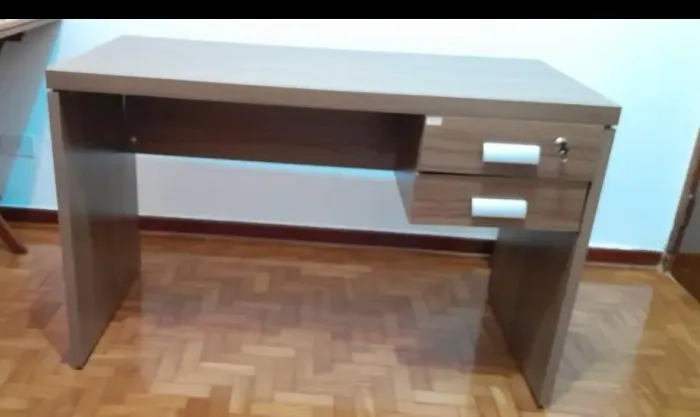 Mesa de escritório com gaveta e chave