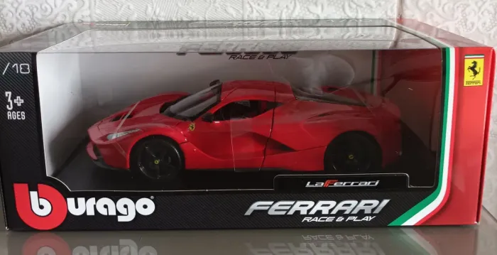 Miniatura carro la Ferrari escala 1/18 