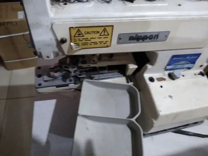 Máquina de costura botoneira usada 