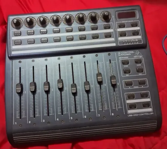 Controladora Behringer BFC2000