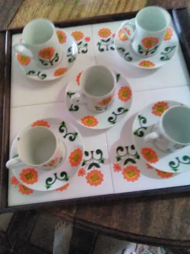 Jogo de xícaras de café em porcelana