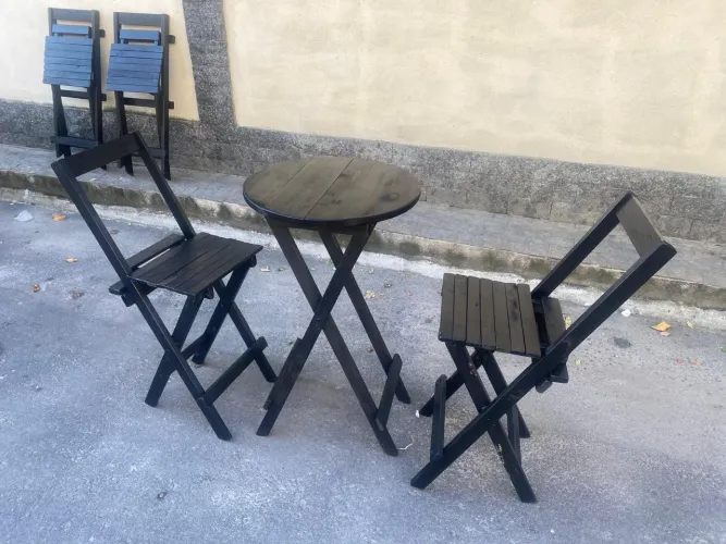Mesa bistrô com 2 banquetas dobráveis