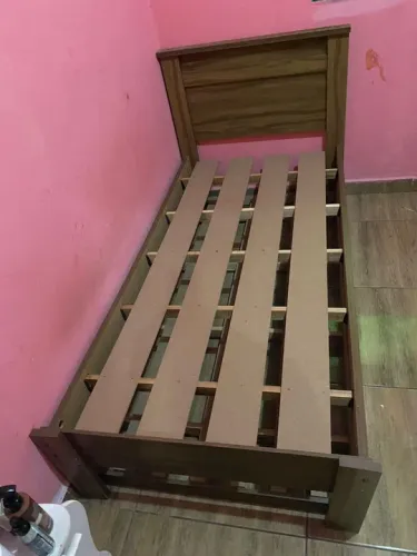 Cama de solteiro em madeira com auxiliar