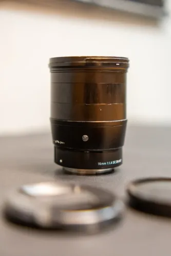 VENDO LENTE SIGMA 16MM F/1.4 DC DN PARA SONY E-MOUNT