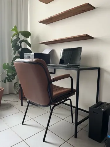 1 Escrivaninha de aço com tampo de vidro 120x50