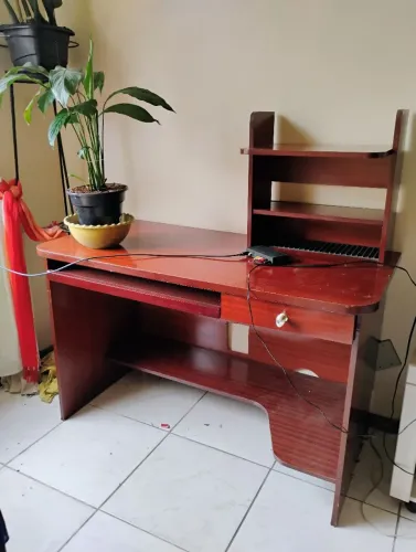 Escrivaninha semi nova 