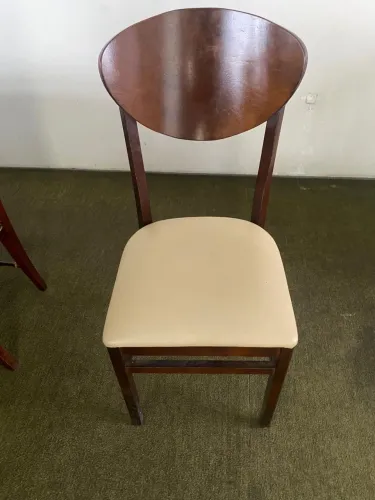 Conjunto de 25 Cadeiras de Madeira com Assento Estofado