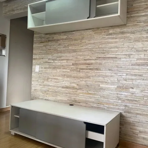 Rack de TV branco com prateleira