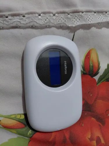 XAT 2000 LCD da Intelbras ? um teclado LCD para central de alarme monitorada. 