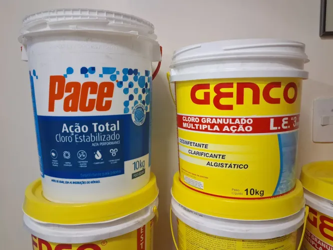Balde vazio com tampa de rosca e alça 