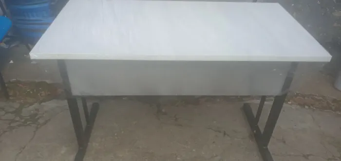 Mesa de Escritório Branca em mdf com duas gavetas 