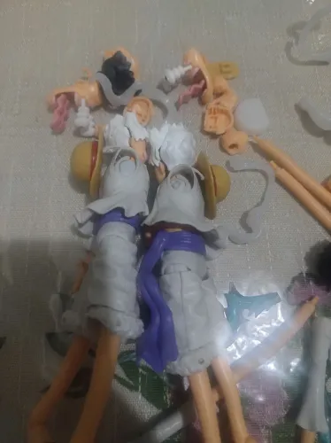 Figuras de bonecos colecionáveis com detalhes de braços quebrados para aproveita as peças