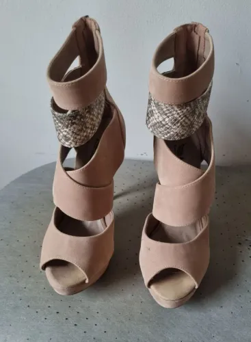 Sandália número 37. Usada uma vez. Sem marcas. 