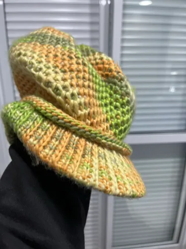 Boina de inverno laranja e verde 