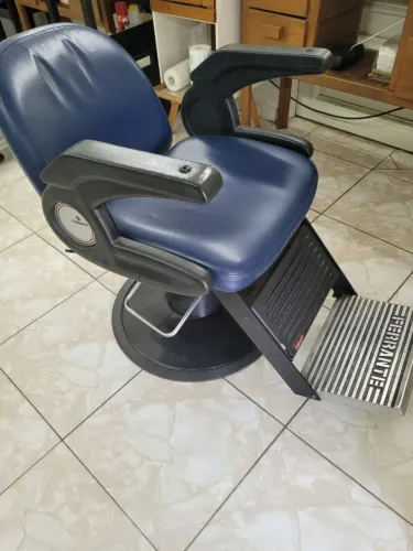 Cadeira de salão/barbearia Ferrante - Design antigo, conservada