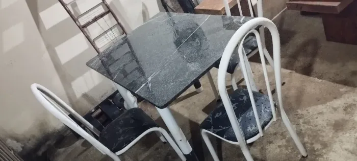 Mesa de Jantar em Granito com 4 Cadeiras