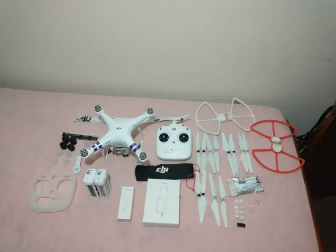 Drone DJI Phantom 3 standart semi novo com vários acessórios.