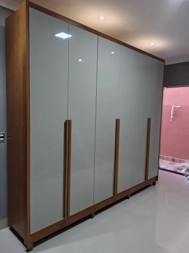 Guarda-Roupa Moderno com Design Elegante