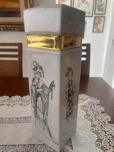 Vaso com friso dourado em porcelana com decalques oriental 