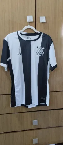 Nova camisa do Corinthians com um copo de brinde