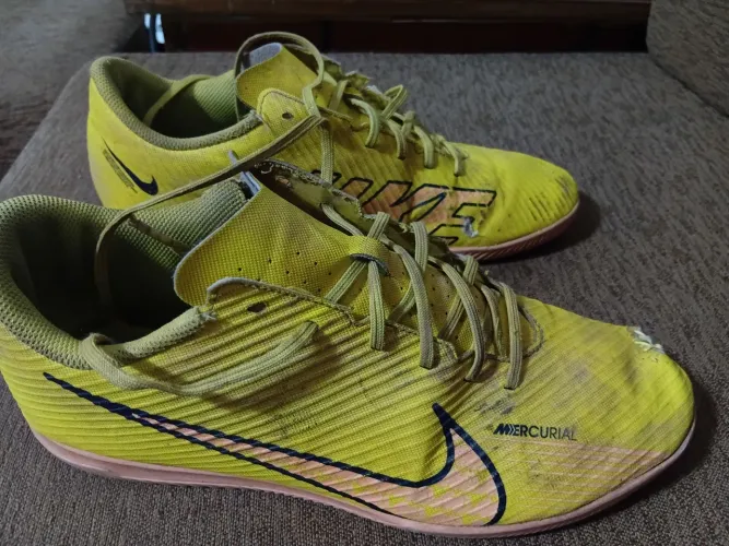 chuteira futsal Nike Mercurial original 41 costurada na ponta ainda dá pra usar bastante