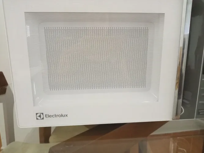 Micro-ondas Eletrolux semi-novo