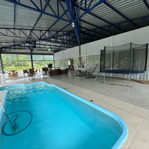 OPORTUNIDADE SÍTIO COM 21.000M2 PISCINA COBERTA  AQUECIDA 3suítes, 4bwc, 8vg cobertas VEJA