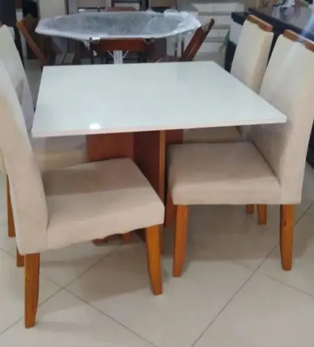 Olha essa promoção!! Mesa tampo com vidro e cadeiras em madeira maciça!! 