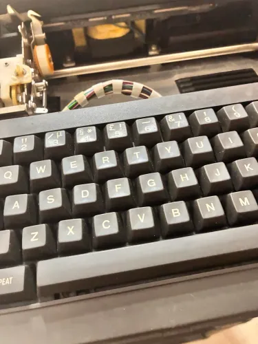 Máquina de escrever Olivetti Praxis 201