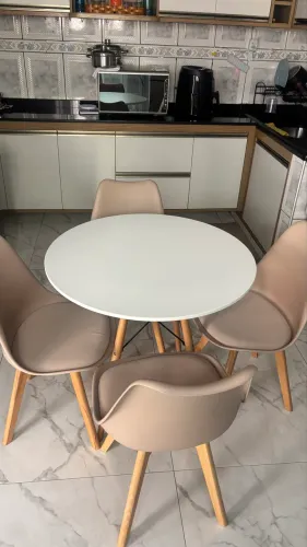 Mesa nova com 4 cadeiras novas 