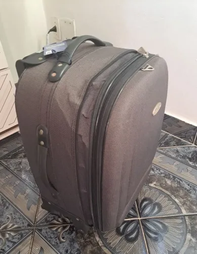 Mala de viagem cinza tam media com alça e rodinhas